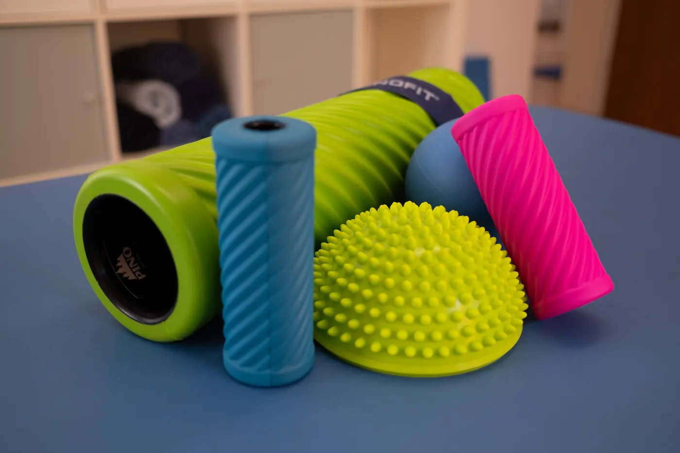 Therapiegeräte: Faszienrollen, Igelball und Balance-Kissen