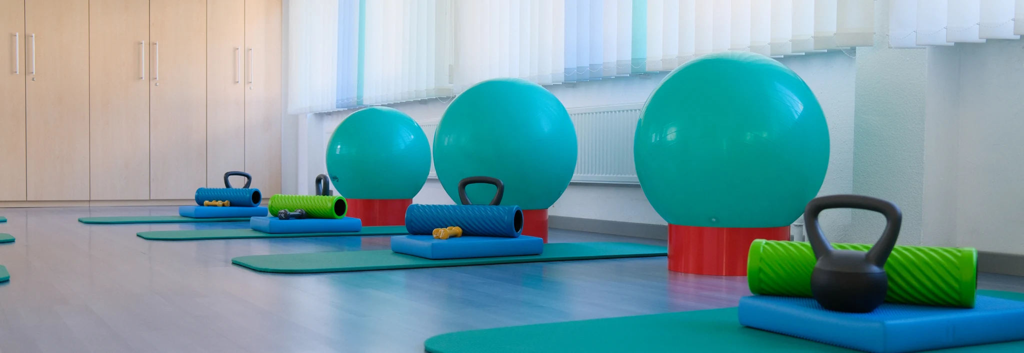 Kursraum im Forum Vital mit Gymnastikbällen und Matten